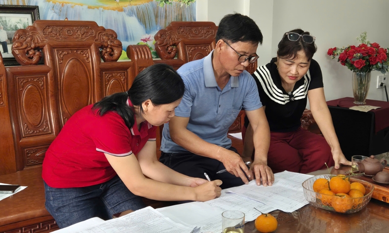  Đi từng ngõ, gõ từng nhà tuyên truyền, vận động Nhân dân